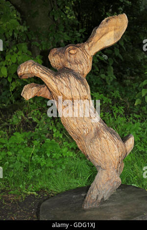 Holzskulptur eines Box-Hasen Stockfoto