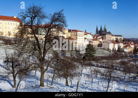 Panoramablick auf die Prager Burg von Petrin Hügel, Prag Winter Schnee Stockfoto