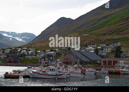 Island: Schiffe im Hafen von Siglufjordur, einem kleinen Fischerdorf in einem schmalen Fjord mit dem gleichen Namen an der Nordküste Stockfoto