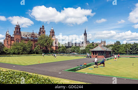 Kelvingrove Lawn Bowls und Tenniszentrum mit Kelvingrove Art Gallery and Museum Links & Recht der University of Glasgow Schottland Stockfoto