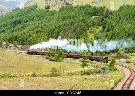 Jakobitische Team Zug auf dem Weg nach Mallaig von Fort William Glenfinnan Station in schottischen West Highlands durchlaufen haben Stockfoto