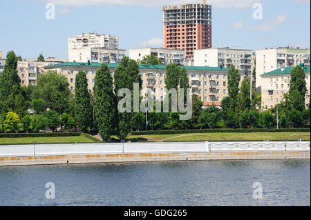 Saratow, Russland - 28. Juni 2016. Volga Flußdamm in der Stadt Saratow, Russland Stockfoto