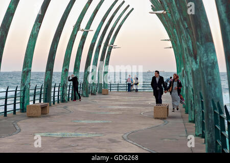 DURBAN, Südafrika - 11. Juli 2016: Einheimische und Touristen am Millennium Pier in Umhlanga Rocks Stockfoto