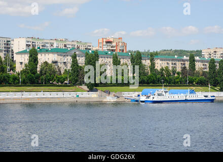 Saratow, Russland - 28. Juni 2016. Volga Flußdamm in der Stadt Saratow, Russland Stockfoto