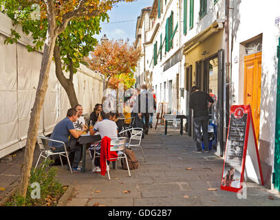 Gäste sitzen an einem Tisch vor einer Café-Bar in Lucca während der Comic und Spiele-Festival. Stockfoto