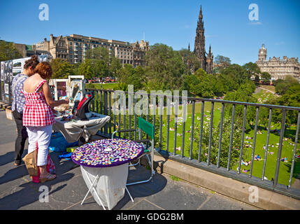 Zwei Frauen Surfen ein Schmuck stall am Fuße der Hügel im Zentrum von Edinburgh, mit Blick auf die Princes Street Gardens East. Stockfoto