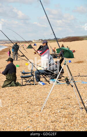 Angler am Chesil Beach, Dorset, Großbritannien Stockfoto