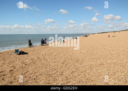 Angler am Chesil Beasch, Dorset, Großbritannien Stockfoto