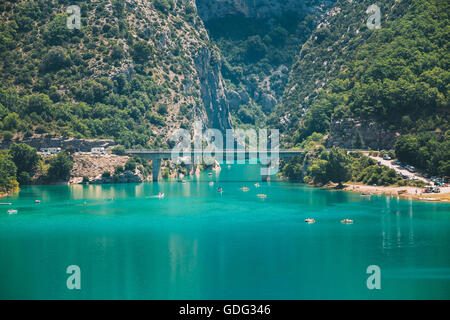 Brücke über den See Sainte-Croix im Südosten Frankreichs. Provence-Alpes-Cote d ' Azur. Verdon-Schlucht Stockfoto