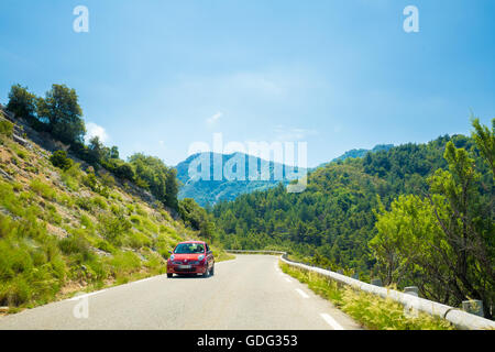 Verdon, Frankreich - 29. Juni 2015: Rot Nissan Micra Auto unterwegs auf Hintergrund der französischen Berglandschaft Natur der Schlucht Stockfoto