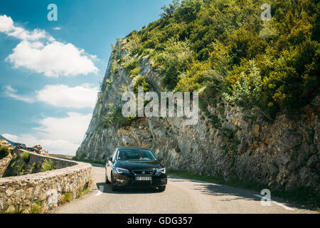 Verdon, Frankreich - 29. Juni 2015: Schwarze Farbe Seat Leon 5-Türer Auto auf Grund der französischen Berglandschaft Natur. Die Sitz-Le Stockfoto