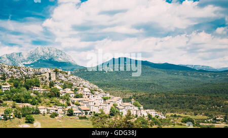 Wunderschönes Panorama Ausblick des mittelalterlichen Bergdorf von Trigance In Frankreich, Provence, Cote De Azur Stockfoto