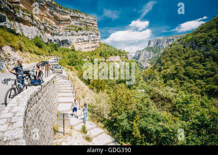 Verdon, Frankreich - 29. Juni 2015: Touristen steigen die steinernen Stufen zu den Bergfluss Le Verdon in die Verdon-Schlucht im Süden-ea Stockfoto