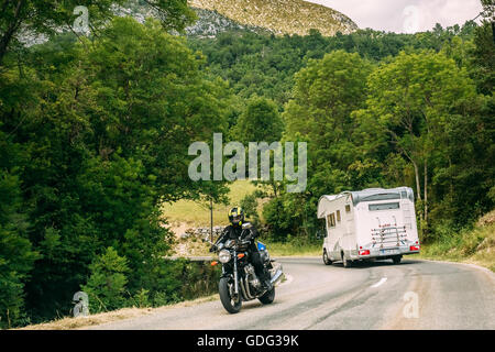 Verdon, Frankreich - 29. Juni 2015: Wohnmobil Auto und Fahrer auf Motorrad voran eine Bergstraße auf Hintergrund der französischen Berg Na Stockfoto