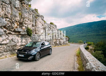 Verdon, Frankreich - 29. Juni 2015: Schwarze Farbe Peugeot 308 5-Türer Auto auf Grund der französischen Berglandschaft Natur. Die Peuge Stockfoto