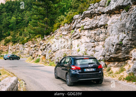 Verdon, Frankreich - 29. Juni 2015: Schwarze Farbe Peugeot 308 5-Türer Auto auf Grund der französischen Berglandschaft Natur. Die Peuge Stockfoto