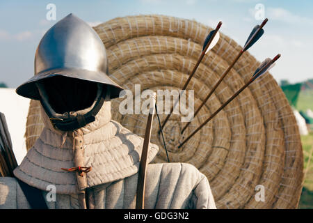 Traf das Ziel, Bogenschießen Stockfoto