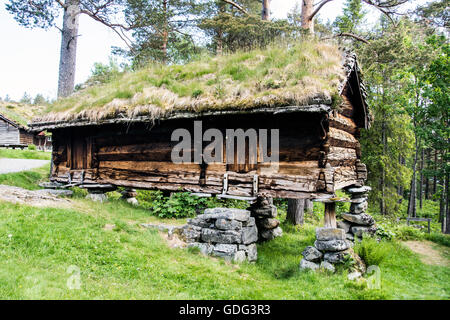 Ein altes Haus steht auf Stein Stelzen an der Sunnmore Museum, Norwegen Stockfoto