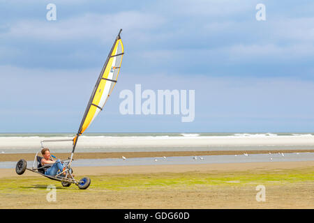 Blokart auf den breiten Strand von Schiermonnikoog, einer westfriesischen Insel im Wattenmeer, Friesland, Niederlande. Stockfoto