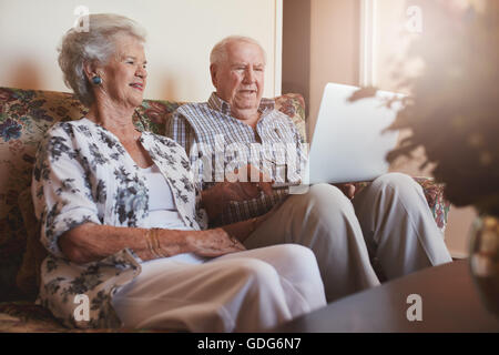 Porträt von senior Brautpaar zusammensitzen und Laptopcomputer. Stockfoto