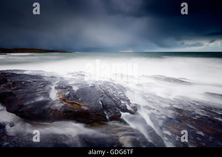 Ein Hagelsturm Naht über der Nordsee, in der Nähe von Howick, Northumberland Stockfoto