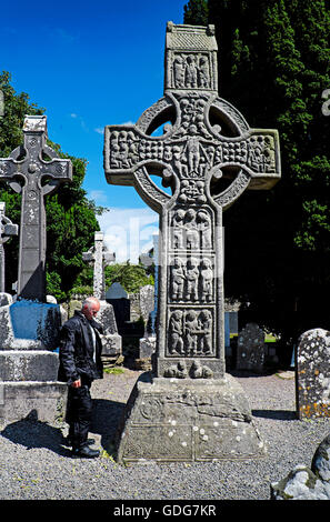 Middleaged Man Motorradfahrer bei Celtic High Cross Monsterboice Ireland Stockfoto