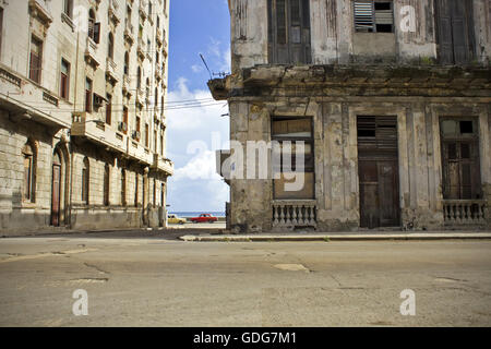 Verfallende Gebäude auf leere Straße in Havanna, Kuba Stockfoto