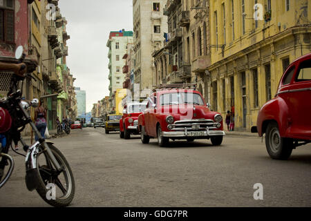Klassische alte Autos als Taxis auf einer Straße in Alt-Havanna, Kuba Stockfoto