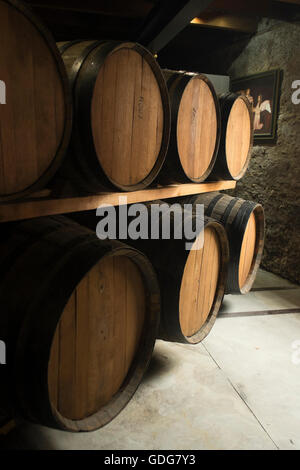 Whiskeyflaschen und Fässern in einer Destillerie in Schottland, in der Nähe von Inverness.10/07/2016 Stockfoto