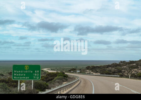 Eyre Highway auf die Nullarbor Plain in Western Australia - Australien Stockfoto