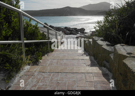 Treppen hinunter zum Strand bei Lucky Bay im Cape Le Grand National Park in der Nähe von Esperance - Western Australia - Australien Stockfoto