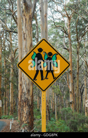 Gemalte Zeichen in der Karri-Wald in Margaret River - Western Australia Stockfoto
