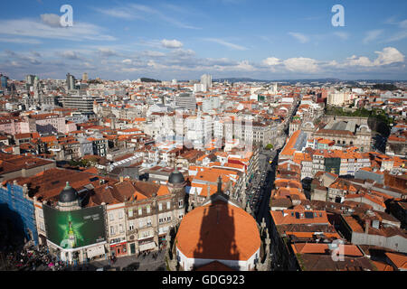 Stadt von Porto Stadtbild von oben in Portugal, Europa, Innenstadt, Innenstadt, Blick vom Glockenturm Clerigos Kirche Stockfoto