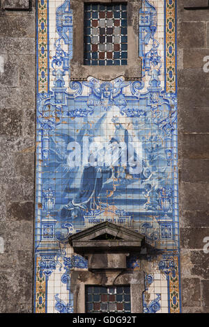 Azulejo-Fliesen mit religiösen Thema auf der Fassade der Kirche des Heiligen Ildefonso (Igreja de Santo Ildefonso) in Porto, Porto, Portugal Stockfoto