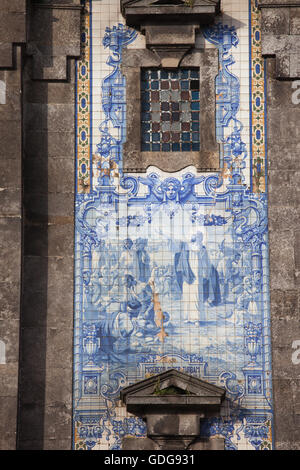 Azulejo-Fliesen mit religiösen Thema auf der Fassade der Kirche des Heiligen Ildefonso (Igreja de Santo Ildefonso) in Porto, Porto, Portugal Stockfoto