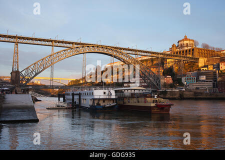 Dom Luis ich über den Fluss Douro zwischen Porto und Vila Nova De Gaia in Portugal Brücke, Sonnenuntergang. Stockfoto