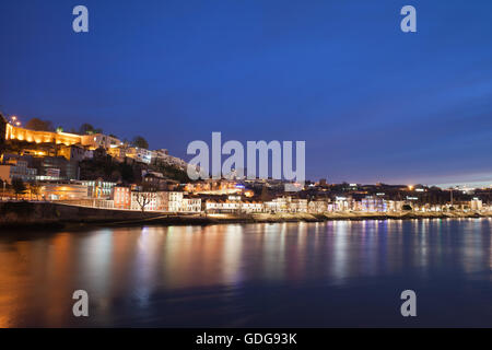 Die Skyline der Stadt von Vila Nova de Gaia bei Nacht in Portugal, Blick vom Fluss Douro Stockfoto