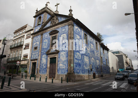 Capela Das Almas Kirche in Porto, Portugal, bedeckt mit blauen und weißen Azulejo-Fliesen Stockfoto