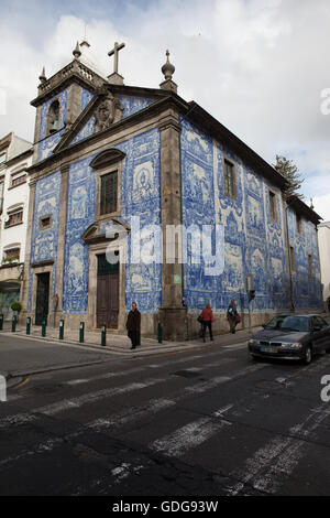 Capela Das Almas Kirche in Porto, Portugal, bedeckt mit blauen und weißen Azulejo-Fliesen Stockfoto