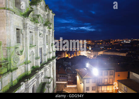 Portugal, Porto, St.-Laurentius-Kirche (Igreja Sao Lourenco, Igreja Dos Grilos) historische Fassade am Abend in der Altstadt Stockfoto