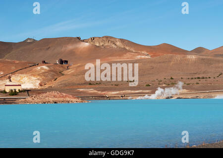 Island: Blick auf Bjarnarflag light blue lagoon, einem 1969 Geothermie-Kraftwerke in den Myvatn Region in der nördlichen Island Stockfoto