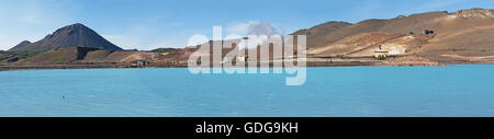 Island: Blick auf Bjarnarflag light blue lagoon, einem 1969 Geothermie-Kraftwerke in den Myvatn Region in der nördlichen Island Stockfoto