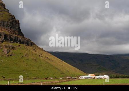 Island: Häuser unter dem Vulkan Eyjafjallajokull, deren Ausbruch 2010 zur Schließung des Luftraums von vielen EU-Flughäfen führte Stockfoto