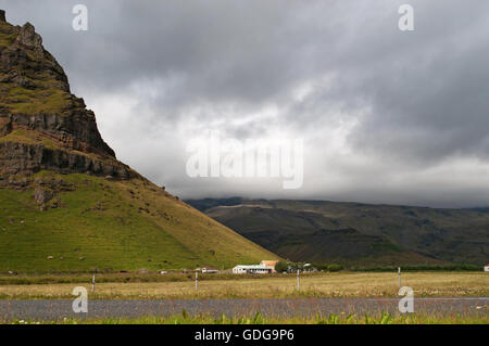 Island: Häuser unter dem Vulkan Eyjafjallajokull, deren Ausbruch 2010 zur Schließung des Luftraums von vielen EU-Flughäfen führte Stockfoto