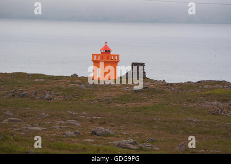 Island: Leuchtturm in Fáskrúdsfjördur, einem Dorf in Ost-Island und eine der östlichsten Siedlungen Islands Stockfoto