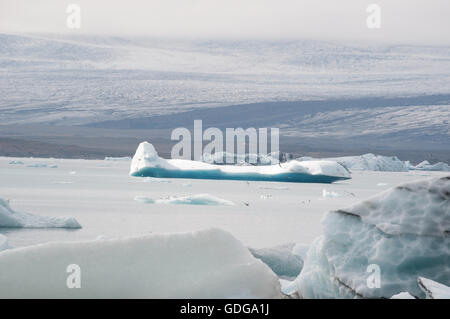 Island: Einzelheiten über das Eis, Eisberge in der Gletscherlagune Jökulsárlón, ein Gletschersee im Vatnajökull-Nationalpark Stockfoto