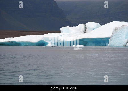 Island, Europa: Details des Eises und die schwimmende Eisberge in der Gletscherlagune Jokulsarlon, ein Gletschersee im Vatnajökull National Park Stockfoto