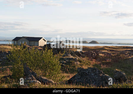 Island, Europa Nord: ein Haus am See Myvatn, einem flachen eutrophen See in einem Bereich der aktiven Vulkanismus, nicht weit von der Krafla Vulkan Stockfoto