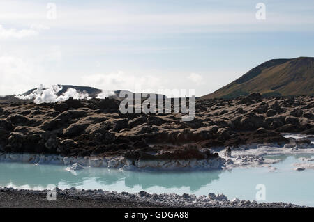 Island: Details der Blauen Lagune, einem geothermischen Spa in einem Lavafeld in Grindavik, einer der am meisten besuchten touristischen Attraktionen Stockfoto