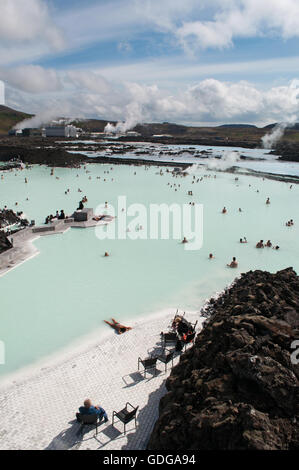 Island: Blick auf die blaue Lagune, ein geothermisches Spa befindet sich in einem Lavafeld in Grindavik, eines der meist besuchten Attraktionen Stockfoto